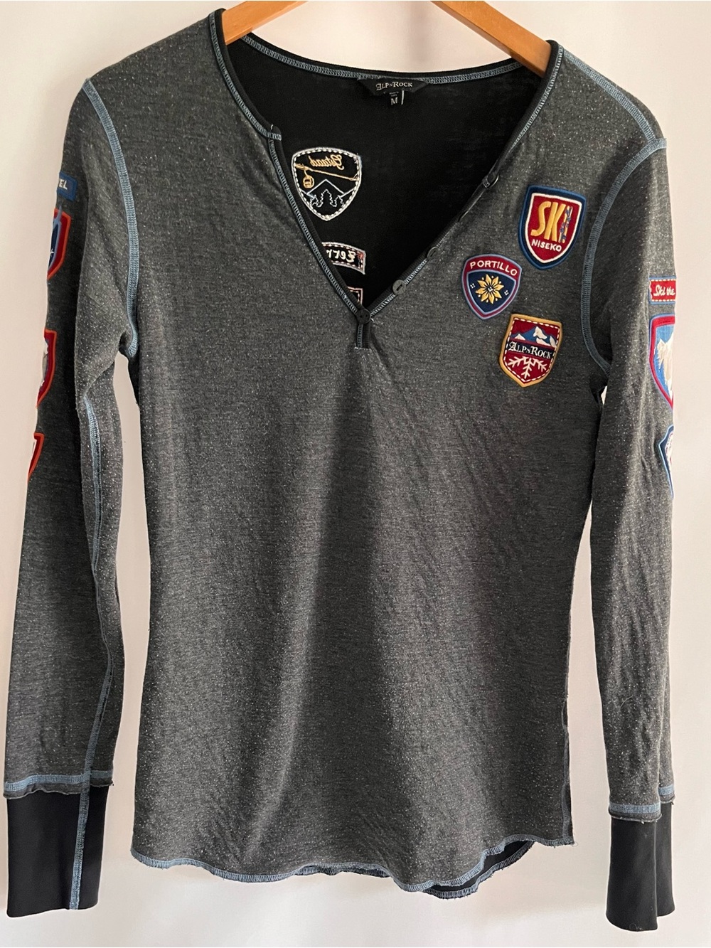 Women’s Alp N Rock Ski the World Henley Patch Detail Top Hearher Gray M Flaw